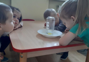 Dzieci uważnie obserwują przebieg eksperymentu.